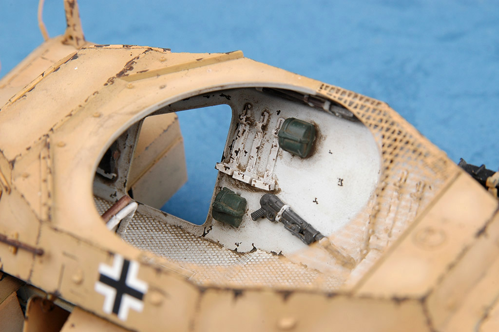 Sd.Kfz. 222 Leichter Panzerspahwagen 2cm 82442-1:35-HobbyBoss