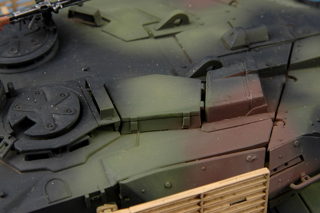 Leopard 2A6M CA N 82458-1:35-HobbyBoss