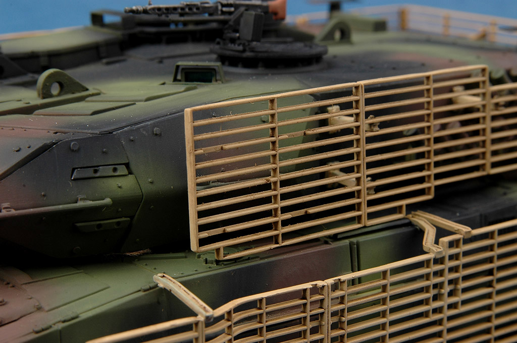 Leopard 2A6M CA N 82458-1:35-HobbyBoss