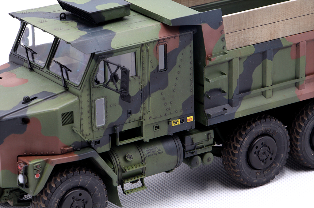 M1070 Dump Truck 85526-1:35-HobbyBoss