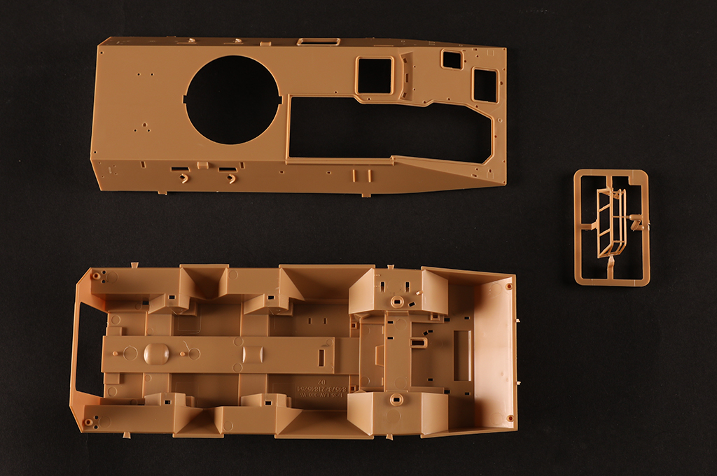 LAV300 90mm Cockerill Gun 84573-1:35-HobbyBoss